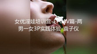 非常主动的大奶骚货主动勾搭小哥啪啪，让小哥吃奶子玩逼，主动扒下小哥的裤子口交大鸡巴，让小哥揉着奶抽插