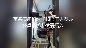 这骚逼很会玩啊，户外用鞋带绑上奶头吊起来拉扯玩弄，站着尿尿给狼友看，自己摸骚穴淫水多多可以拉丝好刺激