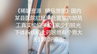 这么小的鸡巴，都能双飞，还是两大美女，太气人了!