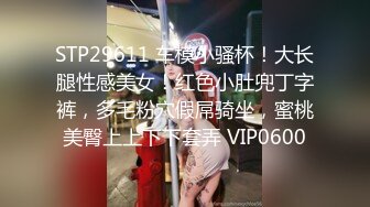  年轻的小老板娘又在店里发骚，吧台内漏出骚逼诱惑狼友，跟小哥激情啪啪深喉交舔逼玩弄