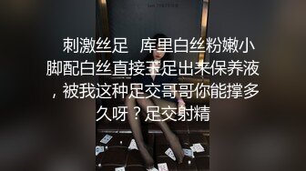 绿衣服苗条白皙妹子，镜头前口交扣逼骑乘后人猛操，快速抽插呻吟晃动奶子