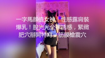   竹林中大战网红脸女神，苗条好身材后入操逼，掰腿侧入，感觉像是女人带了假道具