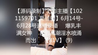 年轻妹子挑逗躺着沙发上玩手机的男友，最后被内射了好多