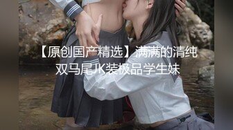 身材火辣的模特美女家里花洒头坏了找师傅来维修勾引他在浴室里