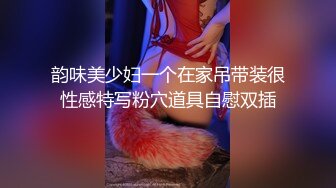  淫靡婚纱 绿帽贡献妻子给别人玩，穿着婚纱被单男拽着头发肏，自己只能看着老婆被内射撸