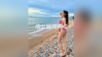 国产麻豆AV 麻豆达人秀 打手枪被女友逮个正着