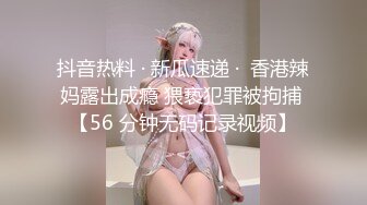 足疗店熟女技师服务周到，半脱下黑丝翘大屁股，舔蛋乳推69姿势舔逼