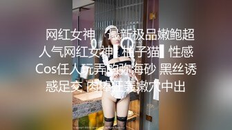 两个哥们一起对着丰满肉肉御姐进攻，啃吸逼逼揉捏乳房亲吻爱抚，开档黑丝轮流不停啪啪抽送娇吟受不了