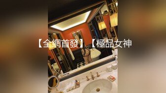 《魔手外购极品厕拍》商业城女厕全景偸拍多位少女少妇熟女方便，后位先拍脸再拍大白屁股，憋尿到极限的良家少妇动作逗死人 (7)