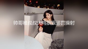 年轻小萝莉跟好姐妹躺在床上发骚，真会玩给狼友看逼逼和菊花小洞洞，道具抽插骚穴跳艳舞