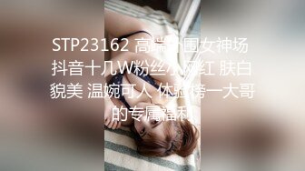   长相甜美的妹妹穿银色睡衣，聊聊性事男友迫不及待就扒了衣服深喉怼嘴