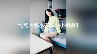 22岁小妹妹，玩得是真浪，内心饥渴无比，超市买了两根茄子，回家两洞齐开！