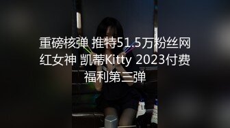 手动用镜子反射光线照妹子的嫩穴补光.近距离高清拍她的私处