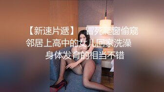 商場小飾品攤前連續抄到三個美女裙底風光,其中一個穿著透明內內