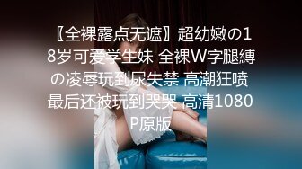 阳光明媚的上午，小伙吃完早餐躲进路边公厕拍下了银行职员的下半身