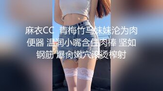 吊钟大奶风骚女友的无限诱惑，跟狼友互动撩骚听指挥，自己吃骚奶子撅着屁股看逼逼，自己抠穴浪叫呻吟好骚啊