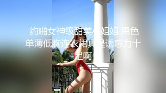 粉嫩小妹子鲍鱼还没长毛就用刷插逼插菊花都流血了