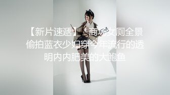 两个骚气少妇性感黑丝短裙双飞啪啪，双女沙发调情互摸口交轮着大力猛操