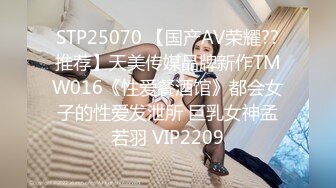  姐夫干小姨子圣诞情趣装眼镜骚女啪啪，揉搓奶子闭眼享受，酸奶抹屌深喉插嘴