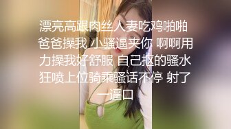 偷窥美容院，熟女韵味胖阿姨来推油刮痧，背刮得好胸哦，眼镜妹弄得阿姨很舒服！