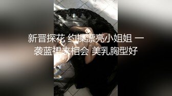 漂亮华裔美眉跪着吃大洋屌