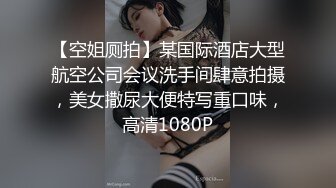  两男一女酒店开房！一个操逼哥们旁边观战！马尾辫小骚货，抓屌吸吮，多毛一线天肥逼