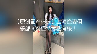 大红唇新人骚女被两大汉3P，白丝袜丁字裤，翘起屁股看穴，两根JB轮流舔