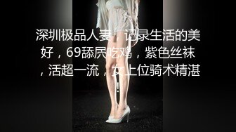 舞艺吧美女模特Miss妶子宾馆大尺度私拍人体开裆黑丝对着镜头扭臀晃腰摄影师咸猪手掰开阴唇边拍边聊天