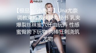 跟踪尾随偷袭走夜路的美女少妇搂住摸奶抠逼强行按倒地上啪啪