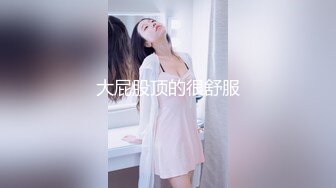 颜值不错粉衣紧身裤小美女，苗条精致萌萌性感，笔直美腿托着翘臀坐在鸡巴上