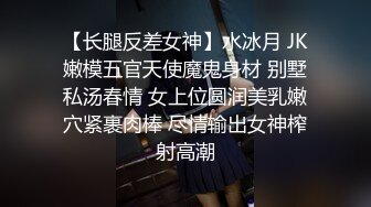 女友翘臀自扣B