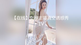    中性打扮短发酷酷美女S型翘起好身材，坐在椅子上玻璃黄瓜抽插，进进出出闭着眼睛享受