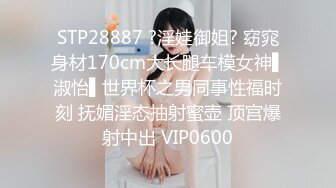 漂亮模特美女 在样板间试衣服被设计师潜规则 在沙发上激情啪啪 表情好销魂 骚叫不停