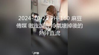 合租房冒死在门帘上小洞偷窥对门的美女洗澡