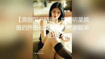  小李寻欢酒店约操骚熟女，掏出奶子吸吮狂揉穴，先给屌刮毛再操，双腿肩上扛大力输出