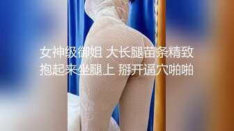 偷屎者！牛逼大神潜入女厕偷拍 用手接住刚拉出来的粑粑 妹子都懵逼了！