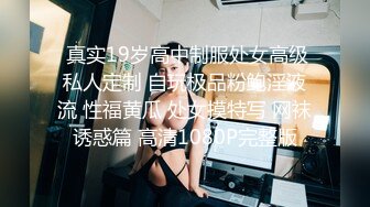 剧情两个大汉冲进房间，绑住老公面前干老婆，前后夹击操逼，按住一顿输出，让老哥看着被狠狠干