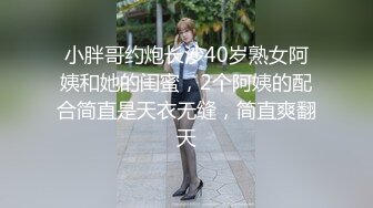 两个可爱女孩服侍主人的大鸡巴，射在小嘴里相互传递