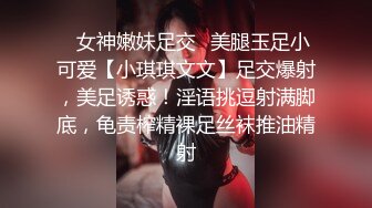 两个小百合餐厅包间里面就玩起来了