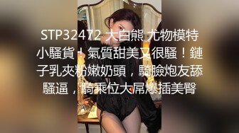 骚逼美少妇、在浴室就自摸了起来，这寂寞的深夜，脸上享受的快感像在看电影的高潮部分！