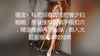 家庭摄像头被黑偸拍锅盖头大哥午休时间回家操媳妇锁好门脱光上床就干内射完事擦擦J8上淫水穿衣上班去