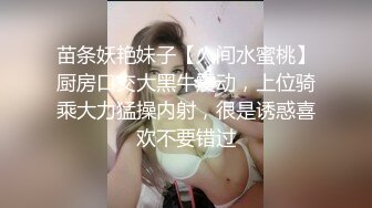 难得一见的极品女神小少妇玩3P，美乳又白又大，蜂腰翘臀皮肤白皙，乖巧听话哪种姿势都配合，两个小伙艳福不浅享受这尤物