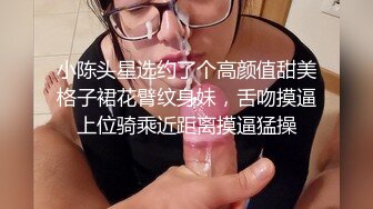  很OK的小女人全程露脸撩骚狼友，听指挥去玩弄哥哥的大鸡巴，冲洗干净舔鸡巴舔蛋