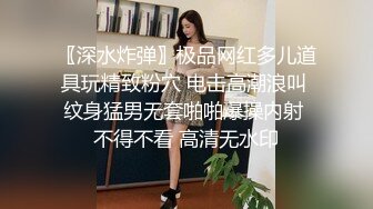 时尚牛仔裤丰满乳房极品身材人妖躺在床上亲吻大屌被操屁眼闭眼享受后门的快感