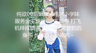 老哥约了两个妹子玩双飞，沙发脱光光调情上位骑乘后人猛操