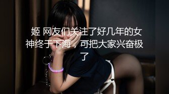 淫模木子露脸约个附近小哥哥上门先伺候大哥洗洗大鸡巴，直接口起来深喉，床上激情抽插表情骚叫声淫荡