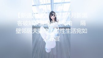 影视基地偷拍到一个美女群演光线不够手电筒来凑