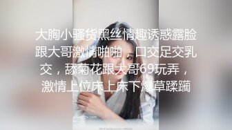 〖女神露出❤️视觉盛宴〗被哥哥强行带去别墅跪在别人家门口露出 时不时的有人开车路过 好害怕别墅主人家突然开门看见 心里有很爽 (6)