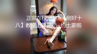  性感红唇骚女两男一女淫乱啪啪，非常迫不及待快过来呀，双屌左右一起交还说真好吃