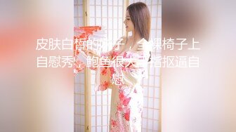 【新片速遞】  科技园女厕近距离偷窥牛仔裤美女的大黑鲍